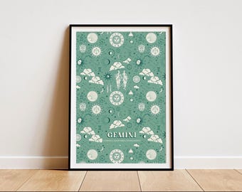 Puede incluir: Lámina artística enmarcada con un fondo verde azulado y un patrón repetido de elementos celestiales, como soles, lunas, nubes y estrellas. La palabra "GEMINI" está centrada en la parte inferior, con los rasgos "CURIOSO, ADAPTABLE, INTELIGENTE" debajo.