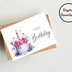 Może przedstawiać: Akwarelowa kartka urodzinowa z motywem tortu. Karta przedstawia tort ozdobiony r&oacute;żowymi kwiatami, zapaloną świeczką i napisem "Happy Birthday" elegancką czcionką. Karta leży na brązowej kopercie, z etykietą "Pobieranie cyfrowe".
