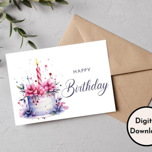 Może przedstawiać: Akwarelowa kartka urodzinowa z motywem tortu, r&oacute;żowymi kwiatami i zapaloną świeczką. Na kartce napis "Happy Birthday" elegancką czcionką. Obok kartki brązowa koperta. Słowa "Digital Download" są w czarnym okręgu.