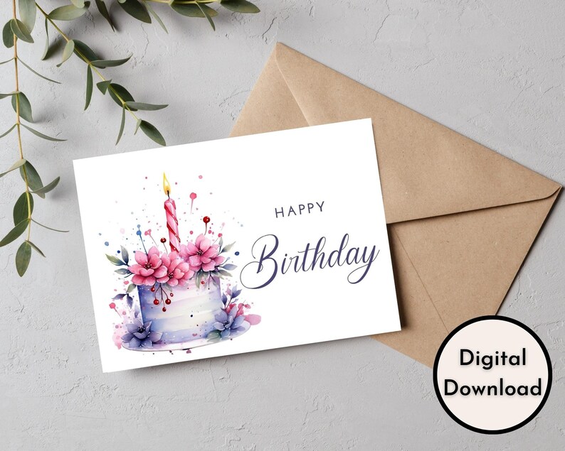 Może przedstawiać: Akwarelowa kartka urodzinowa z motywem tortu, r&oacute;żowymi kwiatami i zapaloną świeczką. Na kartce napis "Happy Birthday" elegancką czcionką. Obok kartki brązowa koperta. Słowa "Digital Download" są w czarnym okręgu.