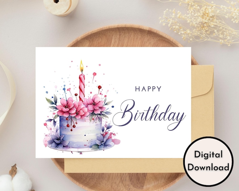 Może przedstawiać: Akwarelowa kartka urodzinowa z tortem z r&oacute;żowymi kwiatami, zapaloną świeczką i napisem "Happy Birthday". Karta znajduje się na beżowej kopercie, z naklejką "Digital Download".