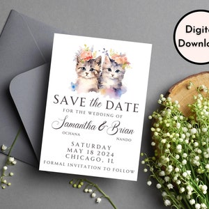 Può includere: Annuncio di matrimonio "Save the Date" con un'illustrazione ad acquerello di due gatti che indossano corone di fiori. Il testo recita "Save the Date per il matrimonio di Samantha & Brian, Ochana & Nando, sabato 18 maggio 2024, Chicago, IL, Invito formale a seguire."