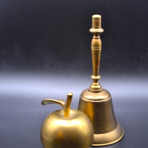 Par de sinos de latão sólido vintage. Uma linda maçã e um sino típico com ótimo som!