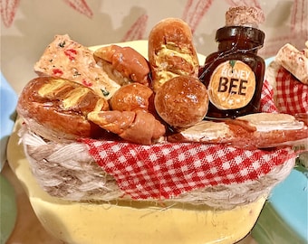 1:6 Miniature Bread Basket w/bottle of honey