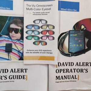 Op de afbeelding: Afbeelding van een multi-color eyeset met verschillende gekleurde lenzen, een gebruikershandleiding en een handleiding voor de operator. De tekst luidt "Tru-Vu Omniscreen Multi-Color Eyeset" en "DAVID ALERT USER'S GUIDE". De afbeelding toont ook een persoon die de eyeset draagt.