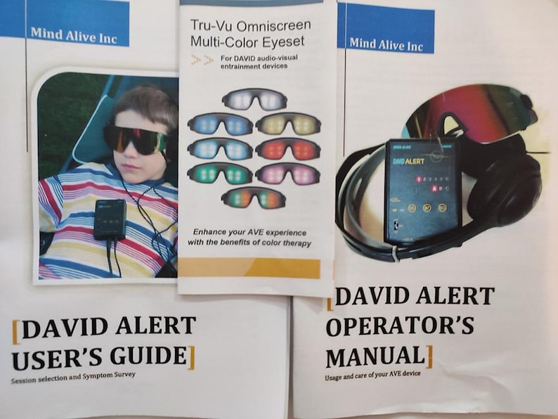 Op de afbeelding: Afbeelding van een multi-color eyeset met verschillende gekleurde lenzen, een gebruikershandleiding en een handleiding voor de operator. De tekst luidt "Tru-Vu Omniscreen Multi-Color Eyeset" en "DAVID ALERT USER'S GUIDE". De afbeelding toont ook een persoon die de eyeset draagt.