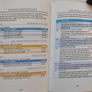 Op de afbeelding: Een open boek toont sessiebeschrijvingen en extra sessies. De linkerpagina geeft sessiegroepen, frequentiebereiken en lengtes in minuten weer. De rechterpagina beschrijft sessies zoals Schumann Resonance en Brain Brightener, met hun duur.