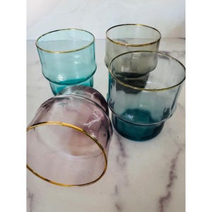Set van 4 stapelbare bekers van gekleurd glas met gouden rand, gemengde juweelkleuren