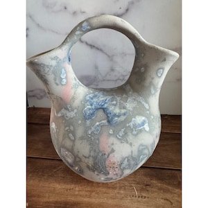Vaso da sposa in ceramica dello studio di Nancy Brown, 1989, firmato, con doppio beccuccio, blu, rosa e grigio.