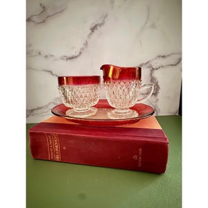Juego de azucarero y cremera de cristal vintage Ruby Red Flash Diamond Point con plato inferior