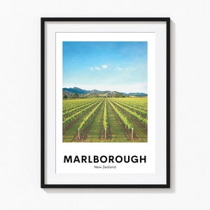 Puede incluir: Una impresi&oacute;n enmarcada con una fotograf&iacute;a de un vi&ntilde;edo en Marlborough, Nueva Zelanda. La imagen muestra filas de vides sobre un fondo de colinas onduladas y un cielo azul. El texto "MARLBOROUGH" y "Nueva Zelanda" est&aacute; impreso debajo de la imagen.