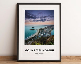 Póster de viaje de Nueva Zelanda con la imagen del Monte Maunganui (descarga digital)