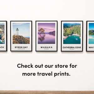 Puede incluir: Cinco carteles de viaje enmarcados con marcos negros y texto blanco. Los carteles muestran vistas a&eacute;reas de Bondi Beach, Byron Bay, Wanaka, Cathedral Cove y las Whitsundays. El texto debajo de los carteles dice "Echa un vistazo a nuestra tienda para m&aacute;s impresiones de viaje."