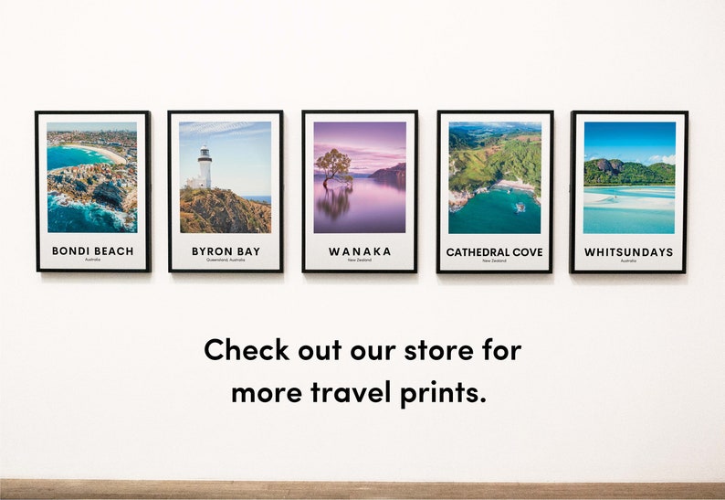 Puede incluir: Cinco carteles de viaje enmarcados con marcos negros y texto blanco. Los carteles muestran vistas a&eacute;reas de Bondi Beach, Byron Bay, Wanaka, Cathedral Cove y las Whitsundays. El texto debajo de los carteles dice "Echa un vistazo a nuestra tienda para m&aacute;s impresiones de viaje."