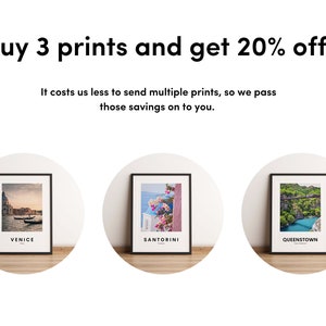 Puede incluir: Compra 3 impresiones y obt&eacute;n un 20% de descuento. Tres impresiones enmarcadas con im&aacute;genes de Venecia, Santorini y Queenstown.