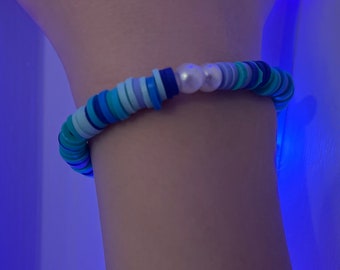 Bracelet bleu coloré avec perles