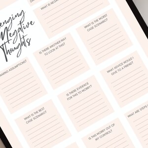 Könnte beinhalten: Ein druckbares Arbeitsblatt mit rosa Hintergrund und schwarzem Text. Das Arbeitsblatt trägt den Titel "Challenging My Negative Thoughts" und enthält Aufforderungen wie "Mache ich Annahmen?" und "Was ist das schlimmste Szenario?"