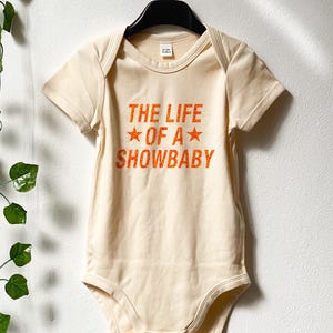 Das Leben eines ShowBaby Bodysuits, Das Leben eines Baby Bodysuits, Das Leben eines benutzerdefinierten Bodysuits, T Swift inspiriert, natürlicher Bodysuit