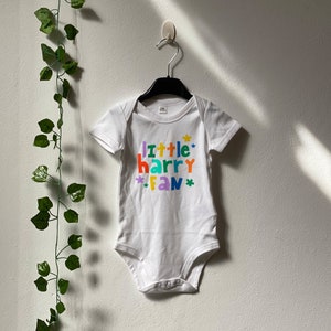 Little Harry Fan Onesie® Custom Gift for a Fan Retro Style Design Bodysuit, Harry Bodysuit Biały