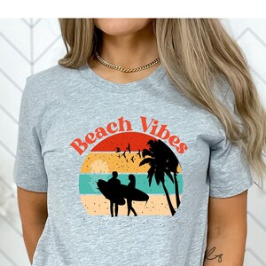 Chemise Beach Vibes, T-shirts graphiques pour femmes, Chemises rétro pour femmes, Haut d'amant de plage, Chemise Good Vibes, T-shirt de plage coloré