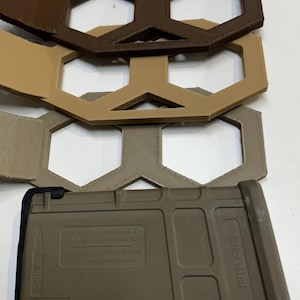 Premium Pistol Display Stand – Fits 9mm, .380 & Larger Calibers Bild 8