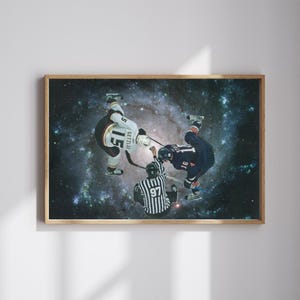 Peut inclure: Ensemble de trois mugs en céramique avec une finition mate et mouchetée. Les tasses sont de couleur crème, gris clair et gris foncé. Chaque mug a un design minimaliste, parfait pour le café ou le thé.