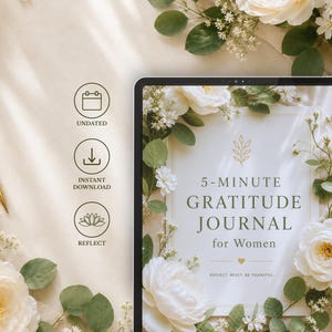 Könnte beinhalten: Ein digitales Tablet mit einem "5-Minute Gratitude Journal for Women", umgeben von weißen Rosen und Grün. Das Journal-Cover zeigt florale Akzente und den Text "REFLECT. RESET. BE THANKFUL."