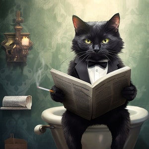 Op de afbeelding: Een zwarte kat in smoking en vlinderdas zit op een wit toilet, leest een krant en rookt een sigaret. De kat bevindt zich in een badkamer met groene muren en gouden wandlampen.