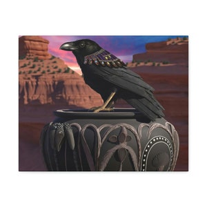 以下が含まれることがあります： 複雑なデザインが施された黒い陶器の壺の上に、宝石の首輪をした黒いカラスが座っています。カラスは壺の縁に止まり、翼を少し広げています。背景は赤い岩の形成で、砂漠の風景を連想させます。