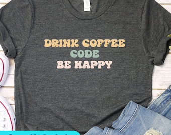 コーダーシャツ、プログラマーTシャツ、コーディングTシャツ、コーディングギフト、コンピュータサイエンスTシャツ、コーヒーを飲むコード