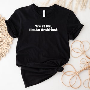 Könnte beinhalten: Schwarzes T-Shirt mit weißem Text, der "Trust Me, I'm An Architect" lautet.