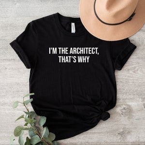 Könnte beinhalten: Schwarzes T-Shirt mit weißem Text, der "Ich bin der Architekt, deshalb" lautet.