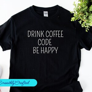 Puede incluir: Camiseta negra con texto blanco que dice "Drink Coffee Code Be Happy".