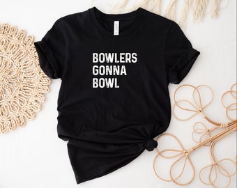 Może przedstawiać: Czarny T-shirt z białym napisem "Bowlers Gonna Bowl".