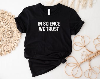 En la ciencia confiamos en la camisa, la camiseta del científico, la camisa divertida del científico, la camiseta de la ciencia, el regalo de la ciencia