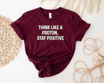 Piense como un protón, manténgase positivo, camiseta científica, camiseta científica divertida, camiseta científica, regalo científico