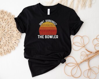 Może przedstawiać: Czarny T-shirt z grafiką vintage zachodu słońca i tekstem "Don't Disrespect The Bowler".