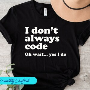 Könnte beinhalten: Schwarzes T-Shirt mit weißem Text, der lautet: "Ich programmiere nicht immer. Ach ja... doch, tue ich."