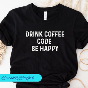Puede incluir: Camiseta negra con texto blanco que dice "Drink Coffee Code Be Happy".
