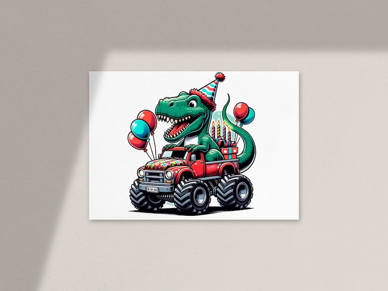 Może przedstawiać: Zielony dinozaur w czapce urodzinowej prowadzi czerwony monster truck z tortem urodzinowym i świeczkami z tyłu. Ciężar&oacute;wka ma duże czarne opony, a dinozaur trzyma kierownicę. Z tyłu ciężar&oacute;wki przywiązane są dwa balony.