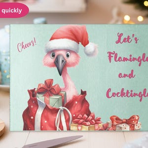 Puede incluir: Tabla de cortar de vidrio decorativa con un flamenco con un gorro de Papá Noel. El flamenco está rodeado de regalos envueltos en un saco rojo. El texto en la tabla dice "Cheers!" y "Let's Flamingle and Cocktingle."