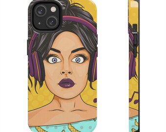 Op de afbeelding: Een telefoonhoesje met een pop-art illustratie van een vrouw met een paarse koptelefoon. De vrouw heeft donker haar, grote ogen en paarse lippenstift. De hoes heeft een gele achtergrond met een stippenpatroon en een blauwe top met bananenafbeeldingen.