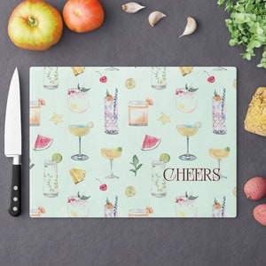 Personalizowana deska do krojenia ze szkła hartowanego dla miksologów - Home Bartender Gift board. Zawiera zabawne grafiki różnych koktajli.