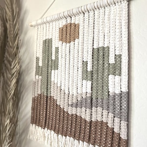 Tapeçaria de fibra com cacto em macramê – Decoração boho do deserto