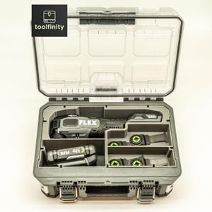 Op de afbeelding: Een grijze en zwarte FLEX 24V borstelloze oscillerende multitoolset in een harde plastic opbergkoffer met een doorzichtig deksel. De koffer bevat een accu, twee zaagbladen en voorgevormde vakken voor organisatie. Het toolfinity-logo is zichtbaar.