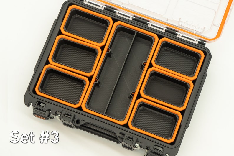 Puede incluir: Un organizador de herramientas negro y naranja con m&uacute;ltiples compartimentos. El organizador est&aacute; abierto y los compartimentos est&aacute;n vac&iacute;os. El texto "Set #3" es visible en la esquina inferior izquierda de la imagen.