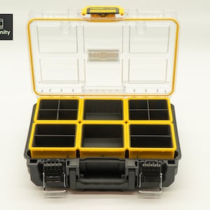 Könnte beinhalten: Eine schwarze und gelbe Kunststoff-Aufbewahrungsbox mit einem durchsichtigen Deckel. Die Box hat sechs Fächer mit Trennwänden. Die Box ist geöffnet und der Deckel ist hochgeklappt.