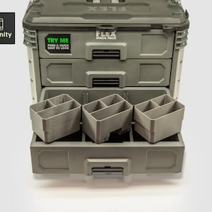 Puede incluir: Un sistema de almacenamiento de herramientas FLEX Stack Pack gris con múltiples cajones y contenedores organizadores grises extraíbles. El cajón superior tiene una pegatina que dice "TRY ME PUSH & CLICK SHUT TO LOCK". El logotipo de toolfinity está en la esquina superior izquierda.
