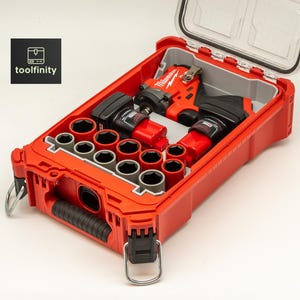 Könnte beinhalten: Eine rote Werkzeugkiste mit transparentem Deckel, gefüllt mit einem rot-schwarzen Schlagschrauber, Steckschlüsseln und anderen Werkzeugen. Die Werkzeugkiste hat einen schwarzen Griff und Verschlüsse. Der Text "toolfinity" ist sichtbar.
