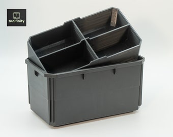 Può includere: Un organizer portaoggetti grigio scuro in due pezzi. La parte superiore ha più scomparti e si trova sopra una base rettangolare più grande. Il logo "toolfinity" si trova nell'angolo in alto a sinistra. L'organizer è progettato per uno stoccaggio efficiente.